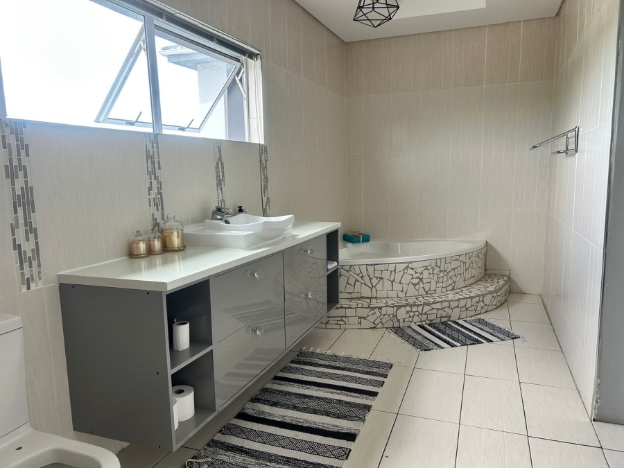 5 Bedroom Property for Sale in Nahoon Valley Park Eastern Cape